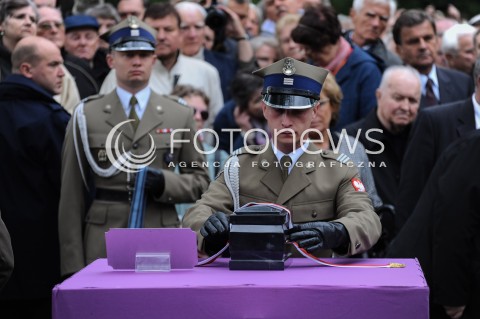  30.05.2014 WARSZAWA <br />POGRZEB GENERALA WOJCIECHA JARUZELSKIEGO NA WARSZAWSKIM WOJSKOWYM CMENTARZU NA POWAZKACH<br />N/Z URNA Z PROCHAMI WOJCIECHA JARUZELSKIEGO ZOLNIERZ <br /> 