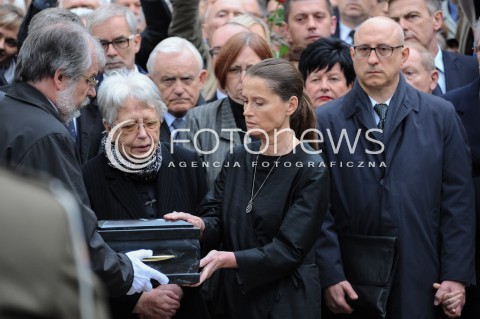  30.05.2014 WARSZAWA <br />POGRZEB GENERALA WOJCIECHA JARUZELSKIEGO NA WARSZAWSKIM WOJSKOWYM CMENTARZU NA POWAZKACH<br />N/Z BARBARA JARUZELSKA MONIKA JARUZELSKA URNA Z PROCHAMI WOJCIECHA JARUZELSKIEGO<br /> 