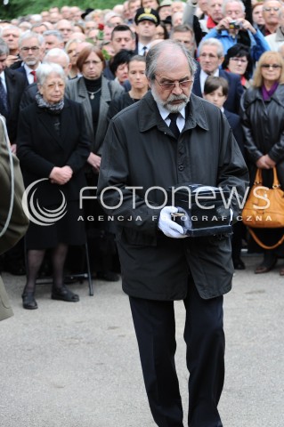  30.05.2014 WARSZAWA <br />POGRZEB GENERALA WOJCIECHA JARUZELSKIEGO NA WARSZAWSKIM WOJSKOWYM CMENTARZU NA POWAZKACH<br />N/Z SKLADANIE URNY<br /> 