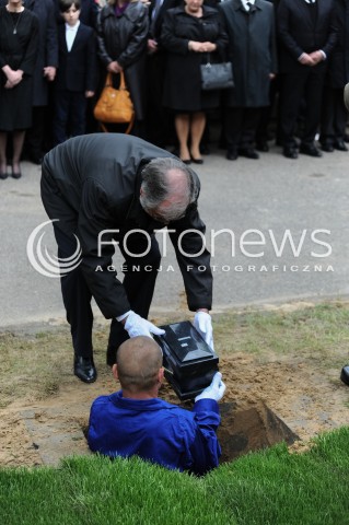  30.05.2014 WARSZAWA <br />POGRZEB GENERALA WOJCIECHA JARUZELSKIEGO NA WARSZAWSKIM WOJSKOWYM CMENTARZU NA POWAZKACH<br />N/Z SKLADANIE URNY<br /> 