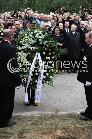  30.05.2014 WARSZAWA <br />POGRZEB GENERALA WOJCIECHA JARUZELSKIEGO NA WARSZAWSKIM WOJSKOWYM CMENTARZU NA POWAZKACH<br />N/Z SKLADANIE WIENCOW NA GROBIE WOJCIECHA JARUZELSKIEGO<br /> 