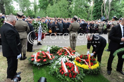  30.05.2014 WARSZAWA <br />POGRZEB GENERALA WOJCIECHA JARUZELSKIEGO NA WARSZAWSKIM WOJSKOWYM CMENTARZU NA POWAZKACH<br />N/Z SKLADANIE WIENCOW NA GROBIE WOJCIECHA JARUZELSKIEGO<br /> 