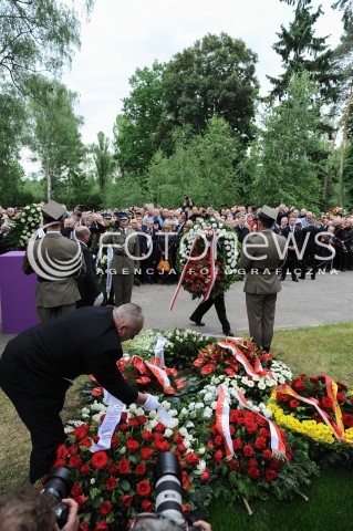  30.05.2014 WARSZAWA <br />POGRZEB GENERALA WOJCIECHA JARUZELSKIEGO NA WARSZAWSKIM WOJSKOWYM CMENTARZU NA POWAZKACH<br />N/Z SKLADANIE WIENCOW NA GROBIE WOJCIECHA JARUZELSKIEGO<br /> 