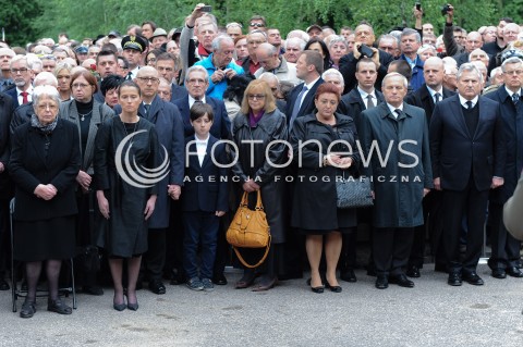  30.05.2014 WARSZAWA <br />POGRZEB GENERALA WOJCIECHA JARUZELSKIEGO NA WARSZAWSKIM WOJSKOWYM CMENTARZU NA POWAZKACH<br />N/Z BARBARA JARUZELSKA MONIKA JARUZELSKA BYLY PREZYDENT RP ALEKSANDER KWASNIEWSKI  UCZESTNICY POGRZEBU<br /> 