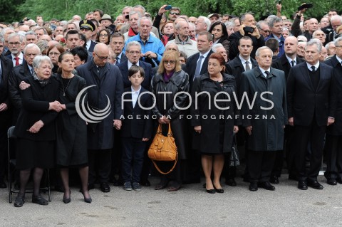  30.05.2014 WARSZAWA <br />POGRZEB GENERALA WOJCIECHA JARUZELSKIEGO NA WARSZAWSKIM WOJSKOWYM CMENTARZU NA POWAZKACH<br />N/Z BARBARA JARUZELSKA MONIKA JARUZELSKA BYLY PREZYDENT RP ALEKSANDER KWASNIEWSKI  UCZESTNICY POGRZEBU<br /> 