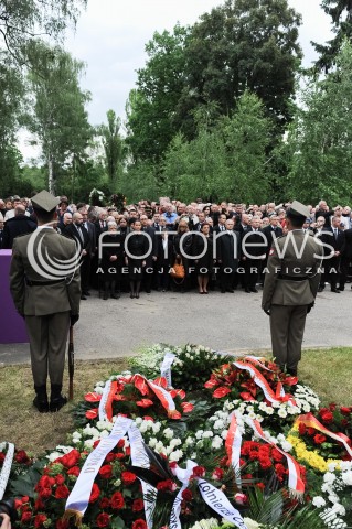  30.05.2014 WARSZAWA <br />POGRZEB GENERALA WOJCIECHA JARUZELSKIEGO NA WARSZAWSKIM WOJSKOWYM CMENTARZU NA POWAZKACH<br />N/Z GROB WOJCIECHA JARUZELSKIEGO  UCZESTNICY POGRZEBU<br /> 