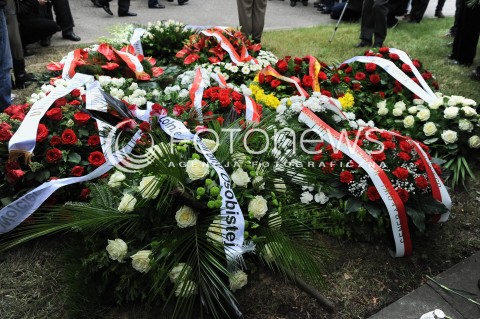  30.05.2014 WARSZAWA <br />POGRZEB GENERALA WOJCIECHA JARUZELSKIEGO NA WARSZAWSKIM WOJSKOWYM CMENTARZU NA POWAZKACH<br />N/Z GROB WOJCIECHA JARUZELSKIEGO KWIATY  <br /> 
