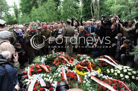  30.05.2014 WARSZAWA <br />POGRZEB GENERALA WOJCIECHA JARUZELSKIEGO NA WARSZAWSKIM WOJSKOWYM CMENTARZU NA POWAZKACH<br />N/Z LUDZIE SKLADAJACY WIENCE NA GROBIE WOJCIECHA JARUZELSKIEGO<br /> 