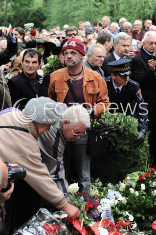  30.05.2014 WARSZAWA <br />POGRZEB GENERALA WOJCIECHA JARUZELSKIEGO NA WARSZAWSKIM WOJSKOWYM CMENTARZU NA POWAZKACH<br />N/Z LUDZIE SKLADAJACY WIENCE NA GROBIE WOJCIECHA JARUZELSKIEGO<br /> 