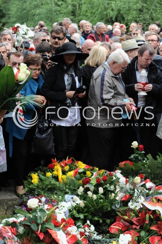  30.05.2014 WARSZAWA <br />POGRZEB GENERALA WOJCIECHA JARUZELSKIEGO NA WARSZAWSKIM WOJSKOWYM CMENTARZU NA POWAZKACH<br />N/Z LUDZIE SKLADAJACY WIENCE NA GROBIE WOJCIECHA JARUZELSKIEGO<br /> 