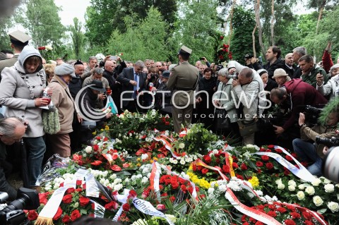  30.05.2014 WARSZAWA <br />POGRZEB GENERALA WOJCIECHA JARUZELSKIEGO NA WARSZAWSKIM WOJSKOWYM CMENTARZU NA POWAZKACH<br />N/Z LUDZIE SKLADAJACY WIENCE NA GROBIE WOJCIECHA JARUZELSKIEGO<br /> 