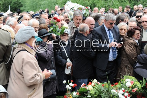  30.05.2014 WARSZAWA <br />POGRZEB GENERALA WOJCIECHA JARUZELSKIEGO NA WARSZAWSKIM WOJSKOWYM CMENTARZU NA POWAZKACH<br />N/Z LUDZIE SKLADAJACY WIENCE NA GROBIE WOJCIECHA JARUZELSKIEGO<br /> 