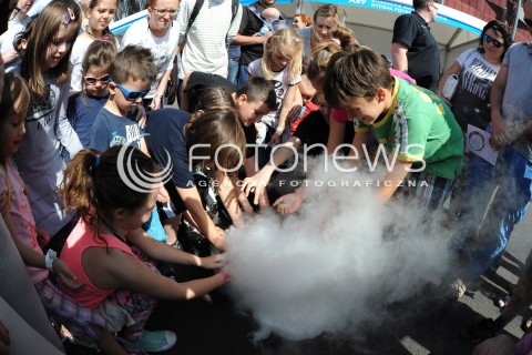  31.05.2014 WARSZAWA<br />18 PIKNIK NAUKOWY POLSKIEGO RADIA I CENTRUM NAUKI KOPERNIK<br />N/Z DZIECI WIDZOWIE PIKNIKU EKSPERYMENT CHEMICZNY<br /> 