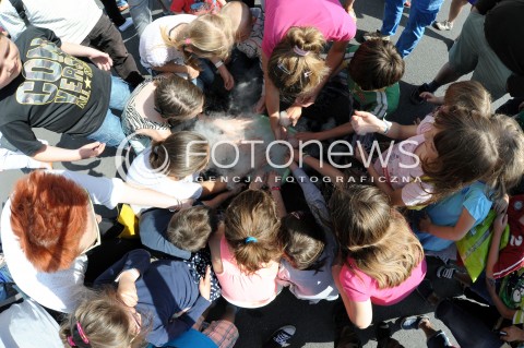  31.05.2014 WARSZAWA<br />18 PIKNIK NAUKOWY POLSKIEGO RADIA I CENTRUM NAUKI KOPERNIK<br />N/Z DZIECI WIDZOWIE PIKNIKU EKSPERYMENT CHEMICZNY<br /> 
