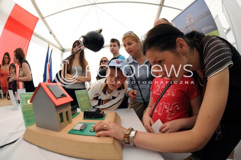 31.05.2014 WARSZAWA<br />18 PIKNIK NAUKOWY POLSKIEGO RADIA I CENTRUM NAUKI KOPERNIK<br />N/Z WIDZOWIE PIKNIKU EKSPERYMENT<br /> 