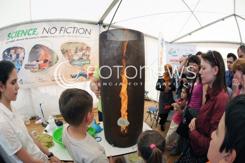  31.05.2014 WARSZAWA<br />18 PIKNIK NAUKOWY POLSKIEGO RADIA I CENTRUM NAUKI KOPERNIK<br />N/Z WIDZOWIE PIKNIKU EKSPERYMENT OGIEN<br /> 