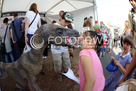  31.05.2014 WARSZAWA<br />18 PIKNIK NAUKOWY POLSKIEGO RADIA I CENTRUM NAUKI KOPERNIK<br />N/Z WIDZOWIE PIKNIKU DZIECI DZIEWCZYNKA DINOZAUR<br /> 