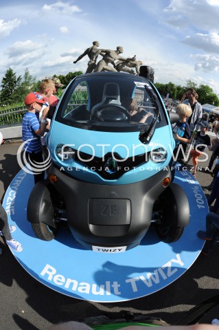  31.05.2014 WARSZAWA<br />18 PIKNIK NAUKOWY POLSKIEGO RADIA I CENTRUM NAUKI KOPERNIK<br />N/Z DZIECI WIDZOWIE PIKNIKU AUTO SAMOCHOD RENAULT TWIZY<br /> 