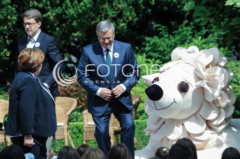  01.06.2014 WARSZAWA <br />DZIEN DZIECKA W PALACU PREZYDENCKIM<br />N/Z PREZYDENT RP BRONISLAW KOMOROWSKI ANNA KOMOROWSKA  <br /> 