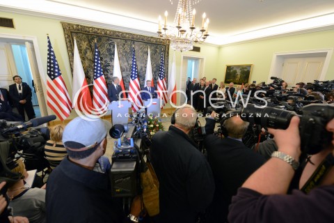  03.06.2014 WARSZAWA<br />SPOTKANIE PREZYDENTA BARACKA OBAMY Z PREZYDENTEM BRONISLAWEM KOMOROWSKIM<br />President Obama in Poland. Barack Obama and President Bronislaw Komorowski meet at Belweder Palace<br />N/Z PREZYDENT POLSKI BRONISLAW KOMOROWSKI PREZYDENT USA BARACK OBAMA DZIENNIKARZE<br /> 