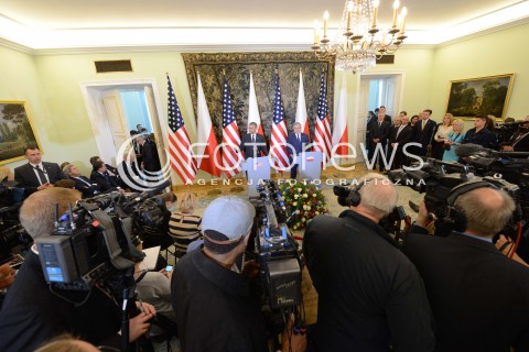  03.06.2014 WARSZAWA<br />SPOTKANIE PREZYDENTA BARACKA OBAMY Z PREZYDENTEM BRONISLAWEM KOMOROWSKIM<br />President Obama in Poland. Barack Obama and President Bronislaw Komorowski meet at Belweder Palace<br />N/Z PREZYDENT POLSKI BRONISLAW KOMOROWSKI PREZYDENT USA BARACK OBAMA DZIENNIKARZE<br /> 
