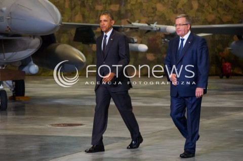  03.06.2014 WARSZAWA WIZYTA PREZYDENTA USA BARACKA OBAMY W POLSCE SPOTKANIE PREZYDENTOW POLSKI I USA Z POLSKIMI I AMERYKANSKIMI PILOTAMI SAMOLOTOW F16 President Obama in Poland. Barack Obama and President Komorowski meet with American and Polish airmen at Warsaw Chopin Airport. N/Z BARACK OBAMA BRONISLAW KOMOROWSKI  