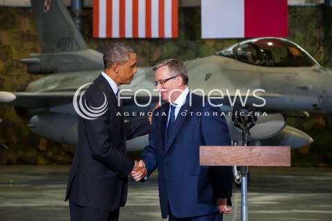  03.06.2014 WARSZAWA WIZYTA PREZYDENTA USA BARACKA OBAMY W POLSCE SPOTKANIE PREZYDENTOW POLSKI I USA Z POLSKIMI I AMERYKANSKIMI PILOTAMI SAMOLOTOW F16 President Obama in Poland. Barack Obama and President Komorowski meet with American and Polish airmen at Warsaw Chopin Airport. N/Z BARACK OBAMA BRONISLAW KOMOROWSKI  