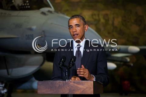  03.06.2014 WARSZAWA WIZYTA PREZYDENTA USA BARACKA OBAMY W POLSCE SPOTKANIE PREZYDENTOW POLSKI I USA Z POLSKIMI I AMERYKANSKIMI PILOTAMI SAMOLOTOW F16 President Obama in Poland. Barack Obama and President Komorowski meet with American and Polish airmen at Warsaw Chopin Airport. N/Z BARACK OBAMA  