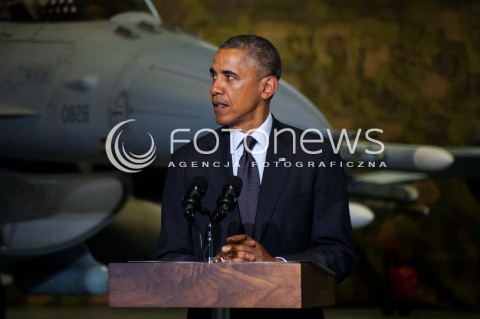  03.06.2014 WARSZAWA WIZYTA PREZYDENTA USA BARACKA OBAMY W POLSCE SPOTKANIE PREZYDENTOW POLSKI I USA Z POLSKIMI I AMERYKANSKIMI PILOTAMI SAMOLOTOW F16 President Obama in Poland. Barack Obama and President Komorowski meet with American and Polish airmen at Warsaw Chopin Airport. N/Z BARACK OBAMA  