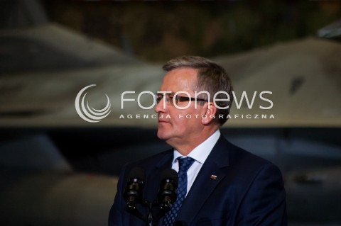  03.06.2014 WARSZAWA WIZYTA PREZYDENTA USA BARACKA OBAMY W POLSCE SPOTKANIE PREZYDENTOW POLSKI I USA Z POLSKIMI I AMERYKANSKIMI PILOTAMI SAMOLOTOW F16 President Obama in Poland. Barack Obama and President Komorowski meet with American and Polish airmen at Warsaw Chopin Airport. N/Z  BRONISLAW KOMOROWSKI  