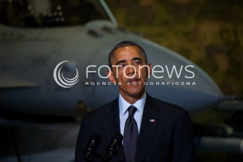  03.06.2014 WARSZAWA WIZYTA PREZYDENTA USA BARACKA OBAMY W POLSCE SPOTKANIE PREZYDENTOW POLSKI I USA Z POLSKIMI I AMERYKANSKIMI PILOTAMI SAMOLOTOW F16 President Obama in Poland. Barack Obama and President Komorowski meet with American and Polish airmen at Warsaw Chopin Airport. N/Z BARACK OBAMA  