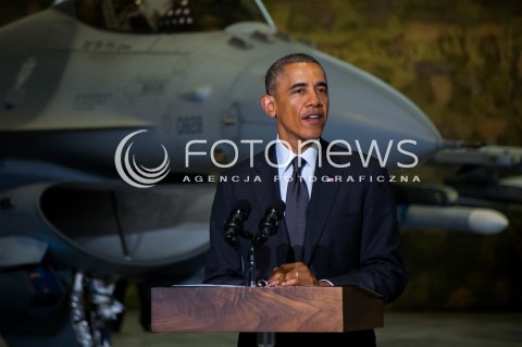  03.06.2014 WARSZAWA WIZYTA PREZYDENTA USA BARACKA OBAMY W POLSCE SPOTKANIE PREZYDENTOW POLSKI I USA Z POLSKIMI I AMERYKANSKIMI PILOTAMI SAMOLOTOW F16 President Obama in Poland. Barack Obama and President Komorowski meet with American and Polish airmen at Warsaw Chopin Airport. N/Z BARACK OBAMA  