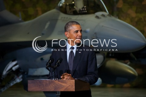  03.06.2014 WARSZAWA WIZYTA PREZYDENTA USA BARACKA OBAMY W POLSCE SPOTKANIE PREZYDENTOW POLSKI I USA Z POLSKIMI I AMERYKANSKIMI PILOTAMI SAMOLOTOW F16 President Obama in Poland. Barack Obama and President Komorowski meet with American and Polish airmen at Warsaw Chopin Airport. N/Z BARACK OBAMA  