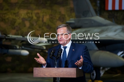  03.06.2014 WARSZAWA WIZYTA PREZYDENTA USA BARACKA OBAMY W POLSCE SPOTKANIE PREZYDENTOW POLSKI I USA Z POLSKIMI I AMERYKANSKIMI PILOTAMI SAMOLOTOW F16 President Obama in Poland. Barack Obama and President Komorowski meet with American and Polish airmen at Warsaw Chopin Airport. N/Z BRONISLAW KOMOROWSKI  