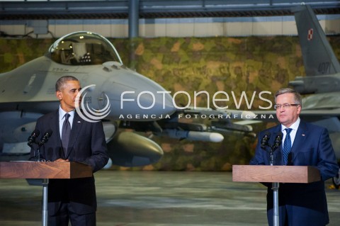  03.06.2014 WARSZAWA WIZYTA PREZYDENTA USA BARACKA OBAMY W POLSCE SPOTKANIE PREZYDENTOW POLSKI I USA Z POLSKIMI I AMERYKANSKIMI PILOTAMI SAMOLOTOW F16 President Obama in Poland. Barack Obama and President Komorowski meet with American and Polish airmen at Warsaw Chopin Airport. N/Z BARACK OBAMA BRONISLAW KOMOROWSKI  