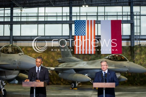  03.06.2014 WARSZAWA WIZYTA PREZYDENTA USA BARACKA OBAMY W POLSCE SPOTKANIE PREZYDENTOW POLSKI I USA Z POLSKIMI I AMERYKANSKIMI PILOTAMI SAMOLOTOW F16 President Obama in Poland. Barack Obama and President Komorowski meet with American and Polish airmen at Warsaw Chopin Airport. N/Z BARACK OBAMA BRONISLAW KOMOROWSKI  