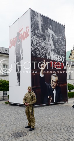  04.06.2014 WARSZAWA<br />UROCZYSTOSCI Z OKAZJI 25 LECIA WOLNYCH WYBOROW W POLSCE<br />25 LECIE WOLNOSCI W POLSCE<br />N/Z PLAC ZAMKOWY BANER SOLIDARNOSCI TADEUSZ MAZOWIECKI<br /> 