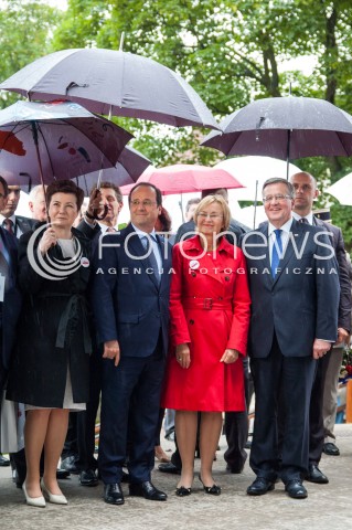  04.06.2014 WARSZAWA ODSLONIECIE POMNIKA MARII SKLODOWSKIEJ CURIE PRZEZ PREZYDENTOW RP I RF N/Z PREZYDENT FRANCJI FRANCOIS HOLLANDE PREZYDENT RP BRONISLAW KOMOROWSKI LENA KOLARSKA BOBINSKA HANNA GRONKIEWICZ WALTZ   