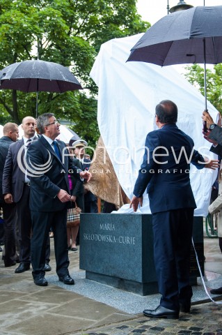  04.06.2014 WARSZAWA ODSLONIECIE POMNIKA MARII SKLODOWSKIEJ CURIE PRZEZ PREZYDENTOW RP I RF N/Z PREZYDENT FRANCJI FRANCOIS HOLLANDE PREZYDENT RP BRONISLAW KOMOROWSKI   