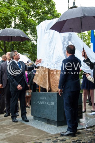  04.06.2014 WARSZAWA ODSLONIECIE POMNIKA MARII SKLODOWSKIEJ CURIE PRZEZ PREZYDENTOW RP I RF N/Z PREZYDENT FRANCJI FRANCOIS HOLLANDE PREZYDENT RP BRONISLAW KOMOROWSKI   