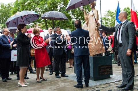  04.06.2014 WARSZAWA ODSLONIECIE POMNIKA MARII SKLODOWSKIEJ CURIE PRZEZ PREZYDENTOW RP I RF N/Z PREZYDENT FRANCJI FRANCOIS HOLLANDE PREZYDENT RP BRONISLAW KOMOROWSKI LENA KOLARSKA BOBINSKA HANNA GRONKIEWICZ WALTZ   