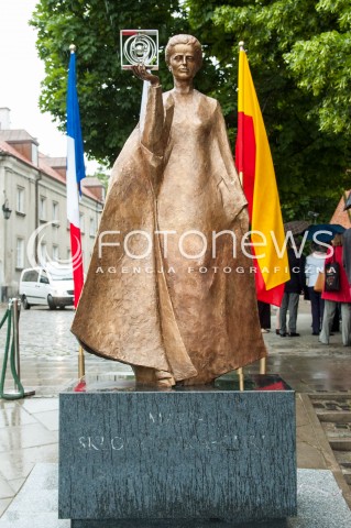  04.06.2014 WARSZAWA ODSLONIECIE POMNIKA MARII SKLODOWSKIEJ CURIE PRZEZ PREZYDENTOW RP I RF N/Z POMNIK MARII SKLODOWSKIEJ CURIE  