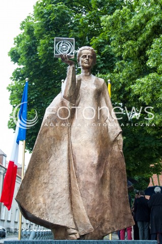  04.06.2014 WARSZAWA ODSLONIECIE POMNIKA MARII SKLODOWSKIEJ CURIE PRZEZ PREZYDENTOW RP I RF N/Z POMNIK MARII SKLODOWSKIEJ CURIE  