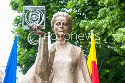  04.06.2014 WARSZAWA ODSLONIECIE POMNIKA MARII SKLODOWSKIEJ CURIE PRZEZ PREZYDENTOW RP I RF N/Z POMNIK MARII SKLODOWSKIEJ CURIE  