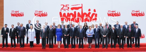  04.06.2014 WARSZAWA <br />GLOWNE UROCZYSTOSCI Z OKAZJI 25 LECIA WOLNYCH WYBOROW W POLSCE<br />N/Z UCZESTNICY OBCHODOW 25-LECIA WOLNOSCI FAMILY PHOTO BARACK OBAMA BRONISLAW KOMOROWSKI<br /> 