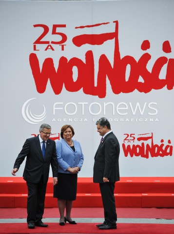  04.06.2014 WARSZAWA <br />GLOWNE UROCZYSTOSCI Z OKAZJI 25 LECIA WOLNYCH WYBOROW W POLSCE<br />N/Z PREZYDENT RP BRONISLAW KOMOROWSKI Z MALZONKA ANNA KOMOROWSKA PREZYDENT ELEKT UKRAINY PETRO POROSZENKO<br /> 