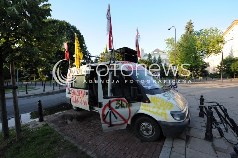  06.06.2014 WARSZAWA<br />PROTEST PRZECIWKO FARMOM WIATROWYM<br />N/Z SEJM SAMOCHOD PROTESTUJACYCH<br /> 