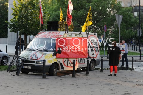 Protest przeciwko farmom wiatrowym w Warszawie