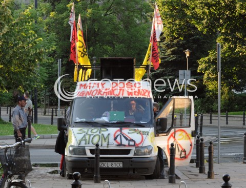  06.06.2014 WARSZAWA<br />PROTEST PRZECIWKO FARMOM WIATROWYM<br />N/Z SAMOCHOD PROTESTUJACYCH<br /> 