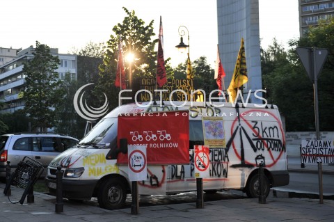  06.06.2014 WARSZAWA<br />PROTEST PRZECIWKO FARMOM WIATROWYM<br />N/Z SAMOCHOD PROTESTUJACYCH<br /> 